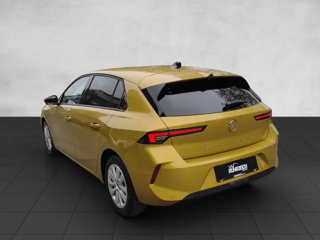 Opel Astra view 2