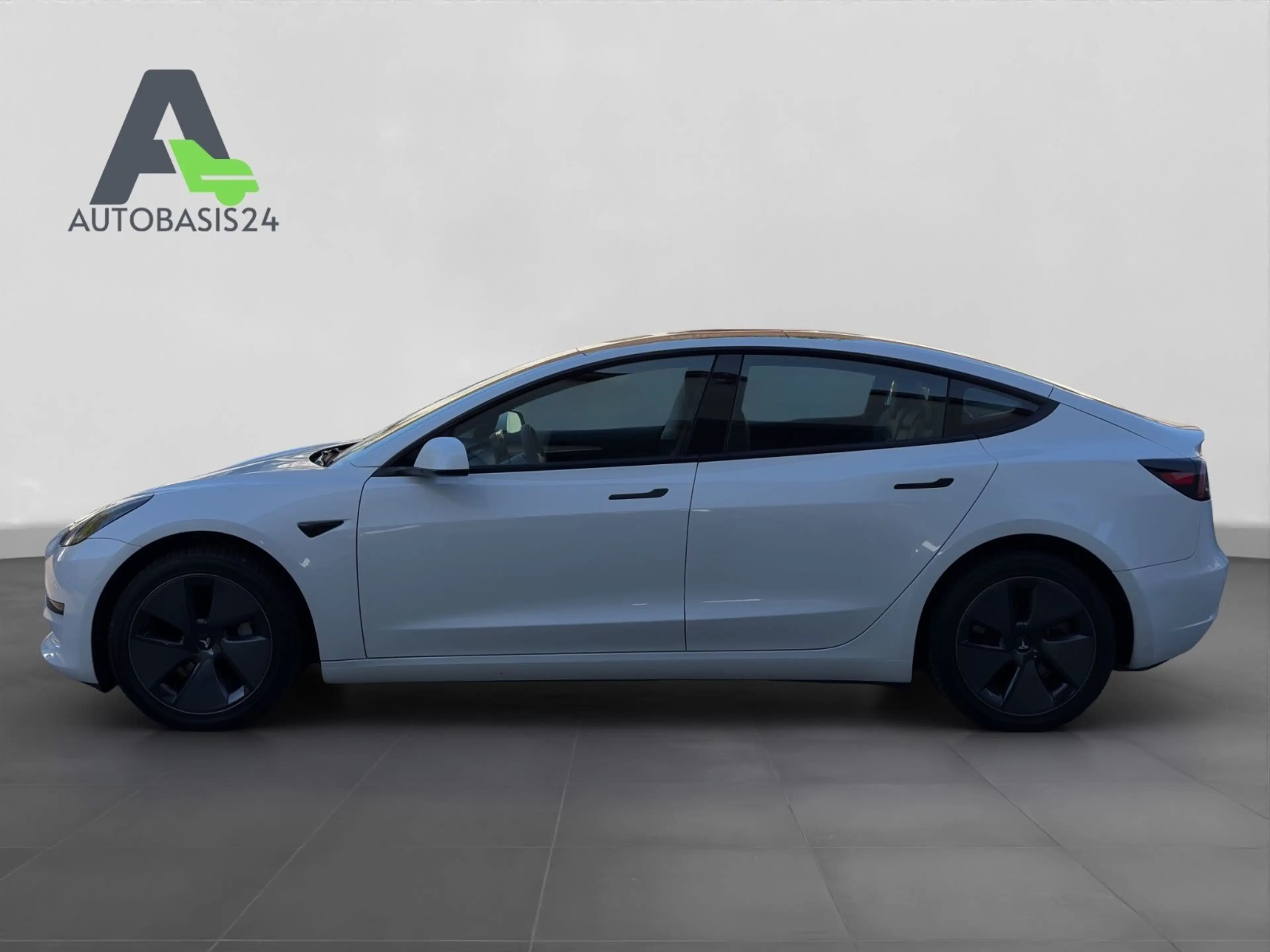 Tesla Model 3 RWD Standard Range Plus *1.Hand* — photo 2