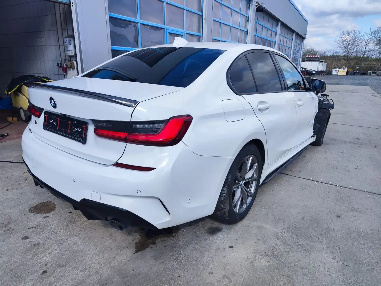 BMW 320 Baureihe 3 Lim. 320 i M Sport Unfall läuft Weiß - 2