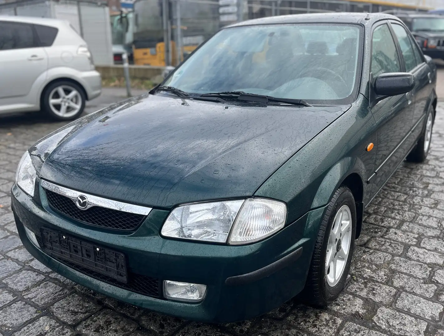 Mazda 323 Limousine Verde - 1