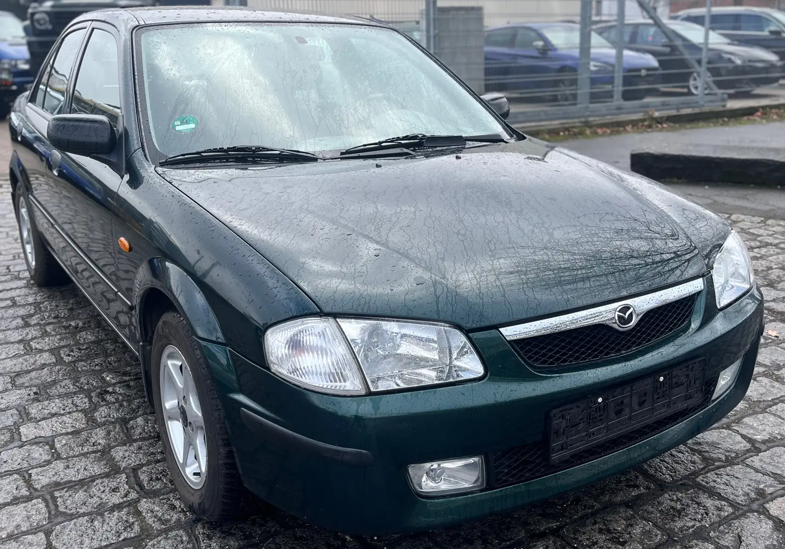 Mazda 323 Limousine Verde - 2