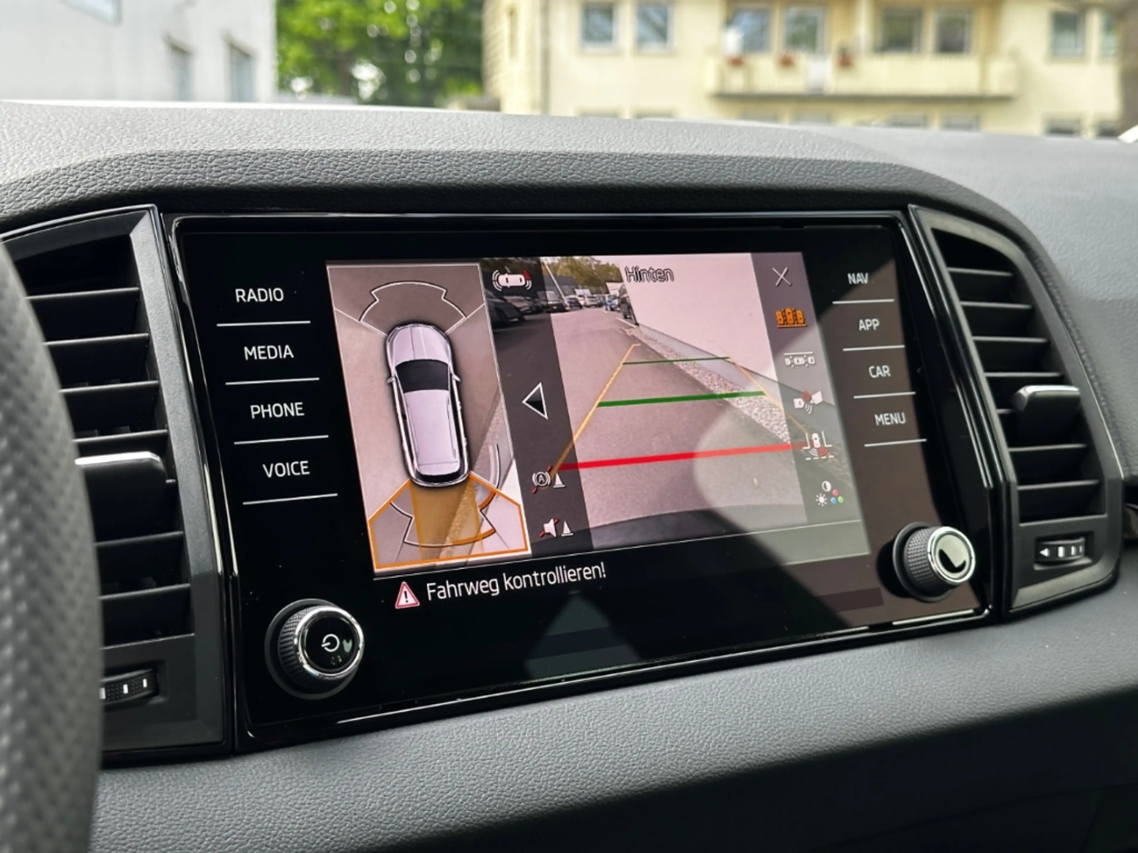 Skoda Karoq 1.5 TSI DSG Sportline 360° ACC Canton Shz LED PDC — photo 13