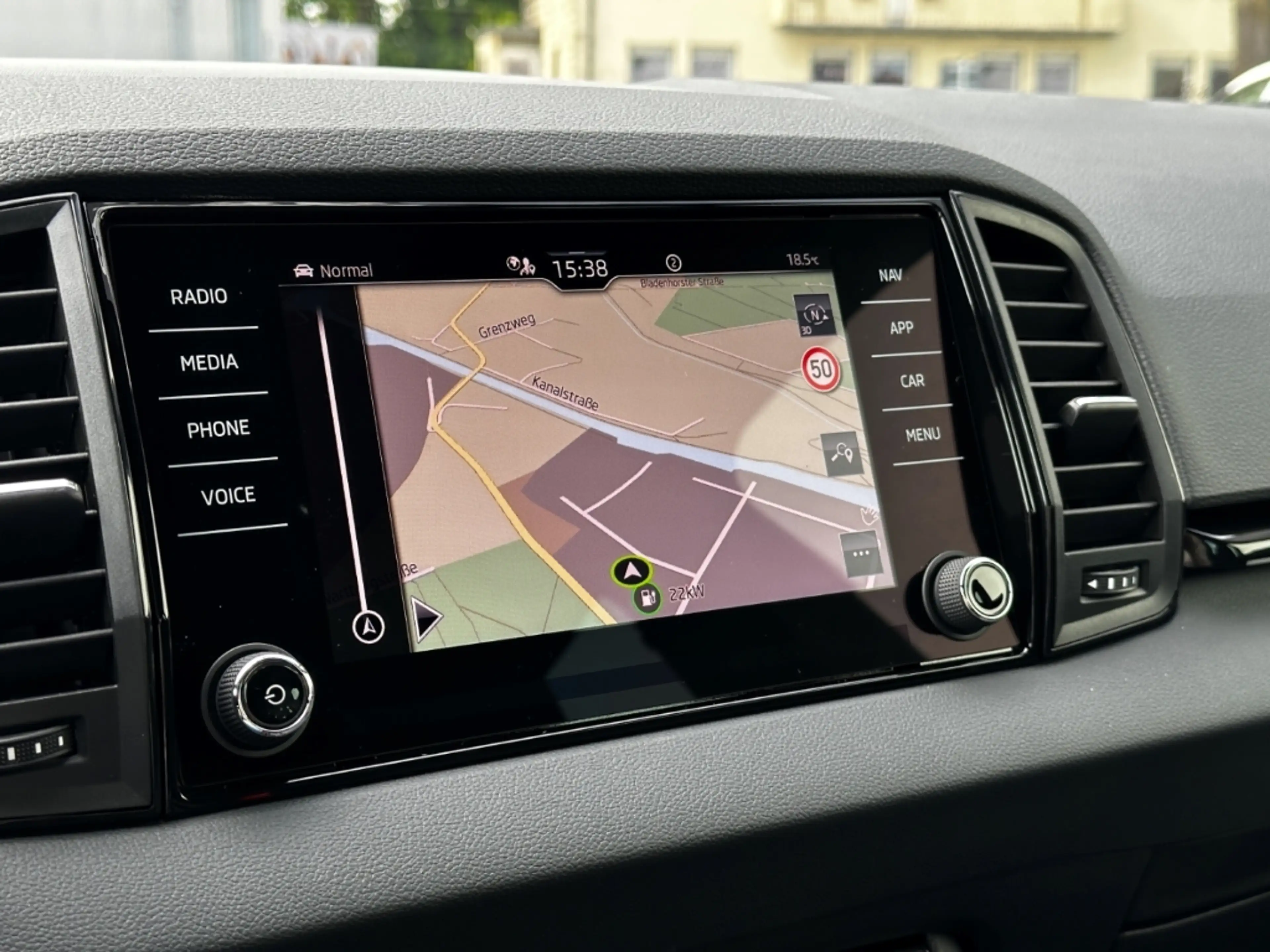 Skoda Karoq 1.5 TSI DSG Sportline 360° ACC Canton Shz LED PDC — photo 11