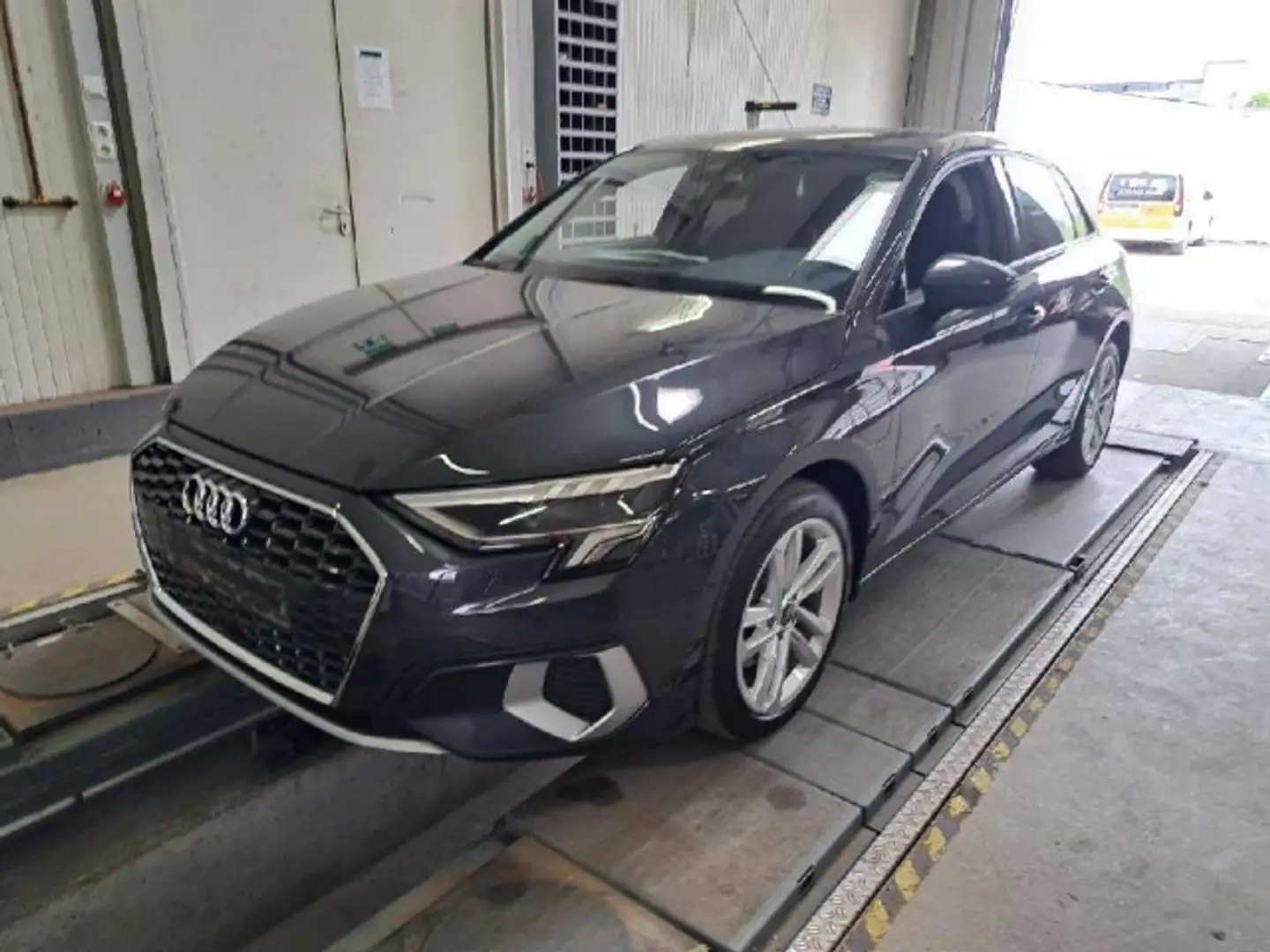 Audi A3 40 TFSIe S tronic advanced NAVI SHZ Grau - 2