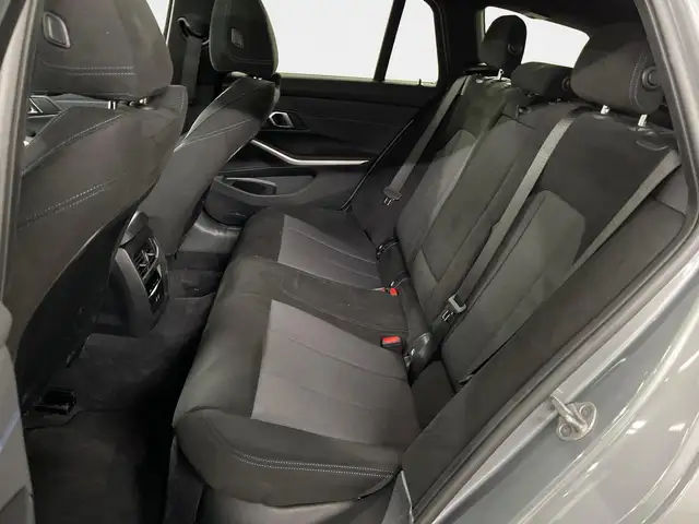 BMW 3 Series view 18