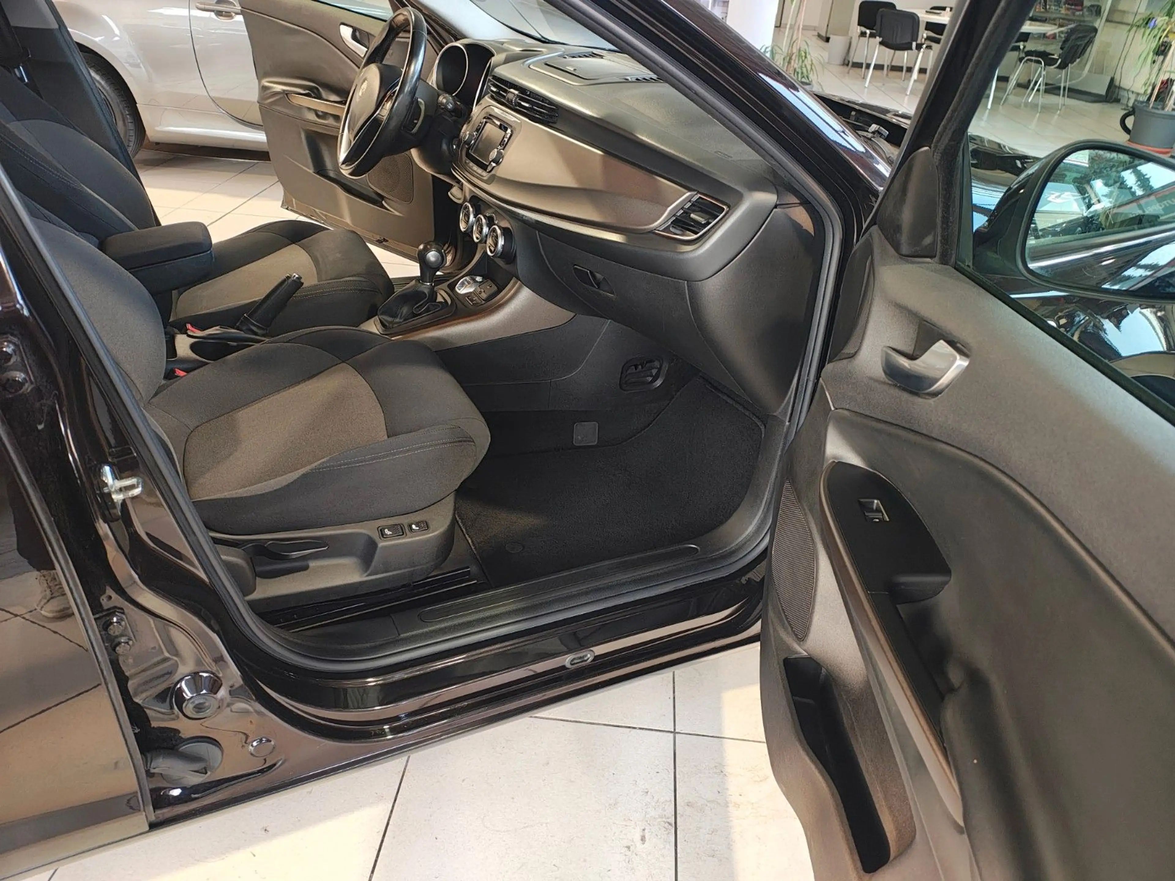Alfa Romeo Giulietta Turismo — photo 12
