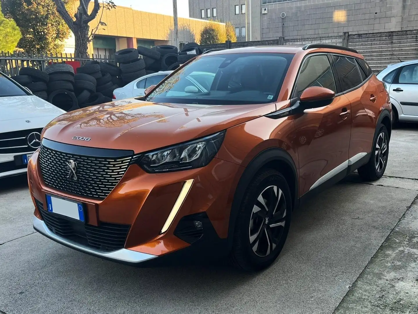 Peugeot 2008 1.2 Allure *TUA DA 249€ AL MESE-ZERO ANTICIPO* Arancione - 1