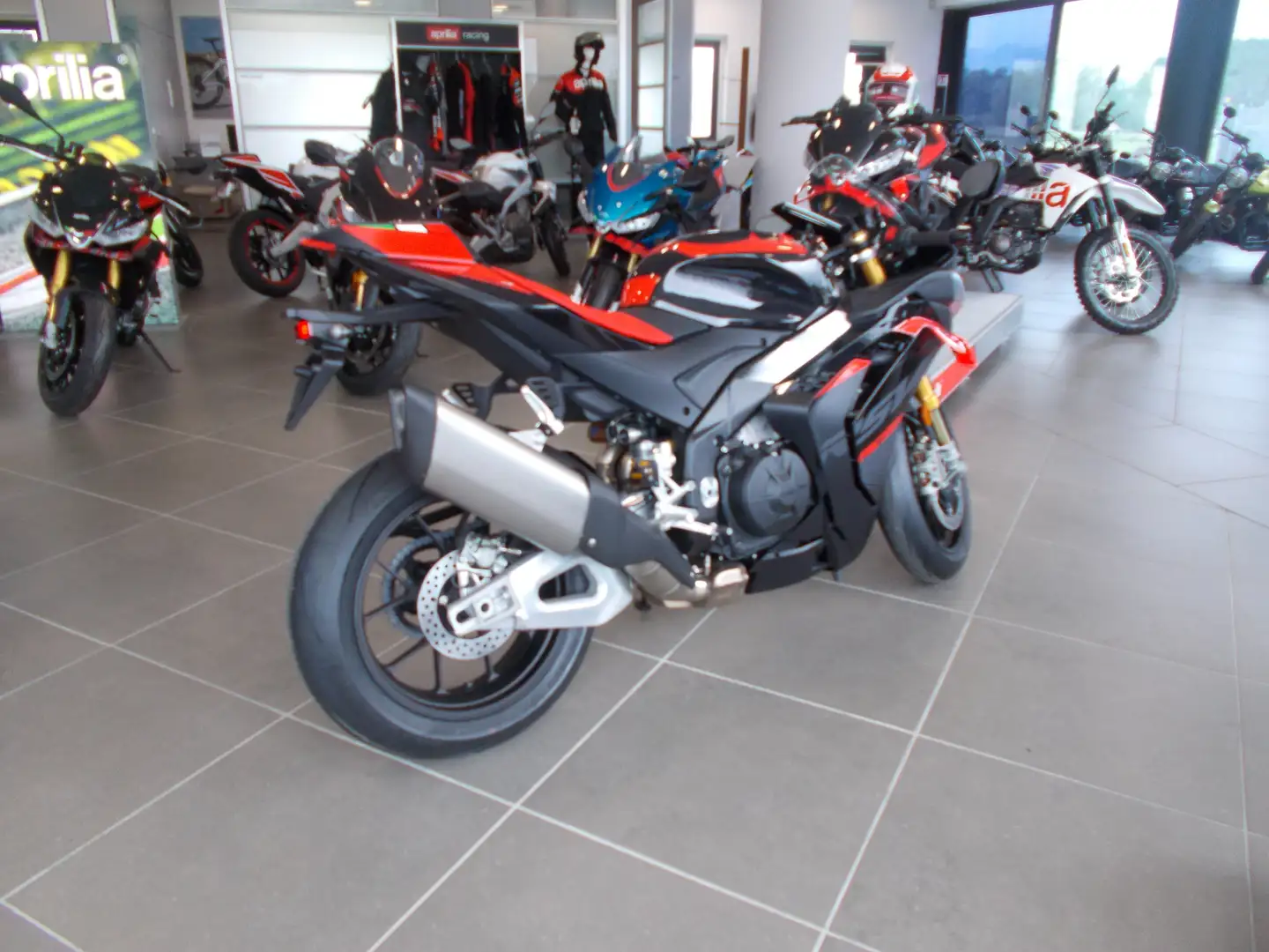 Aprilia RSV4 FACTORY 2025 Negru - 2