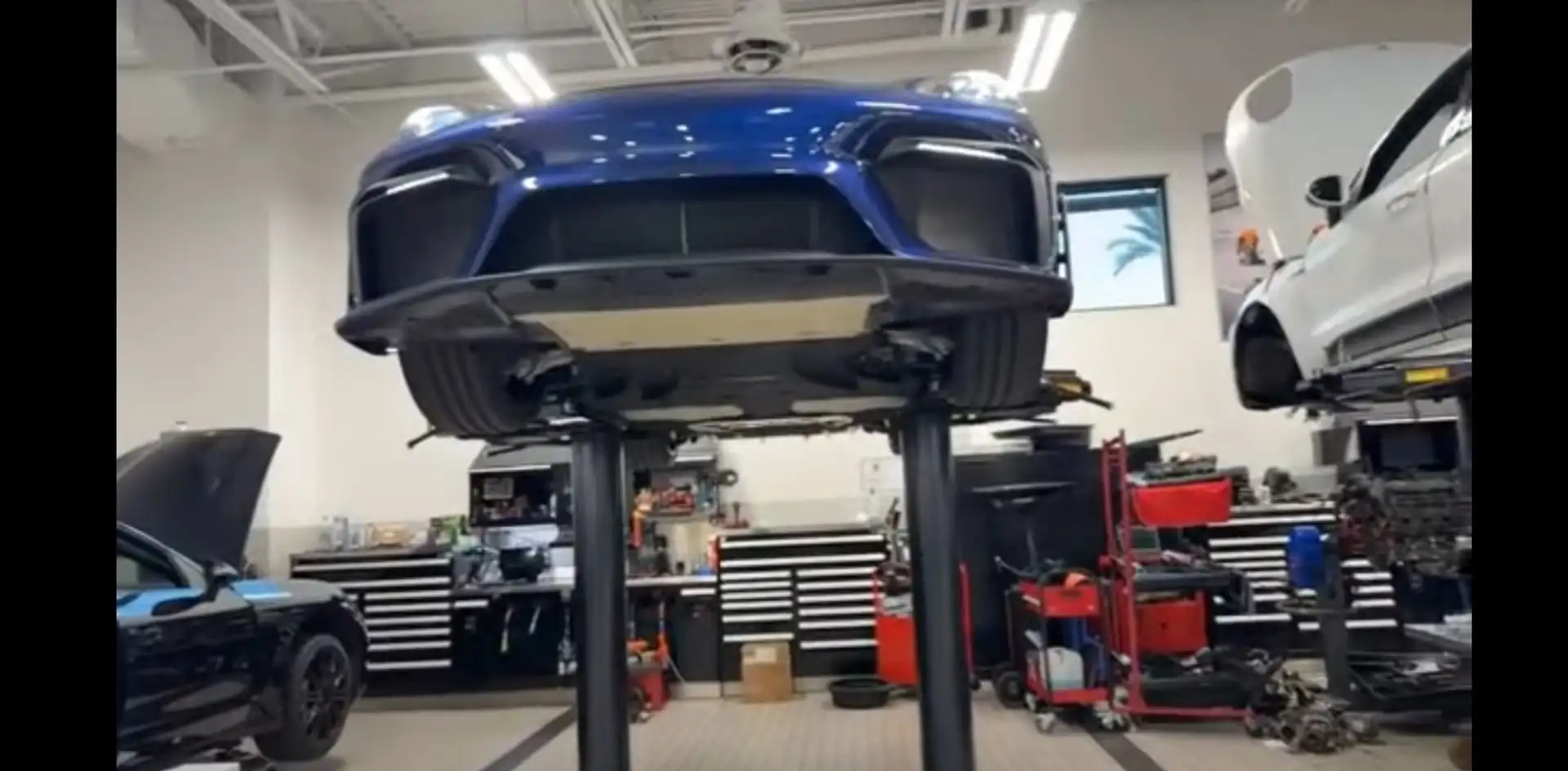 Porsche 718 CaymanGT4 RSWeissach 1.050 kM Blau - 2