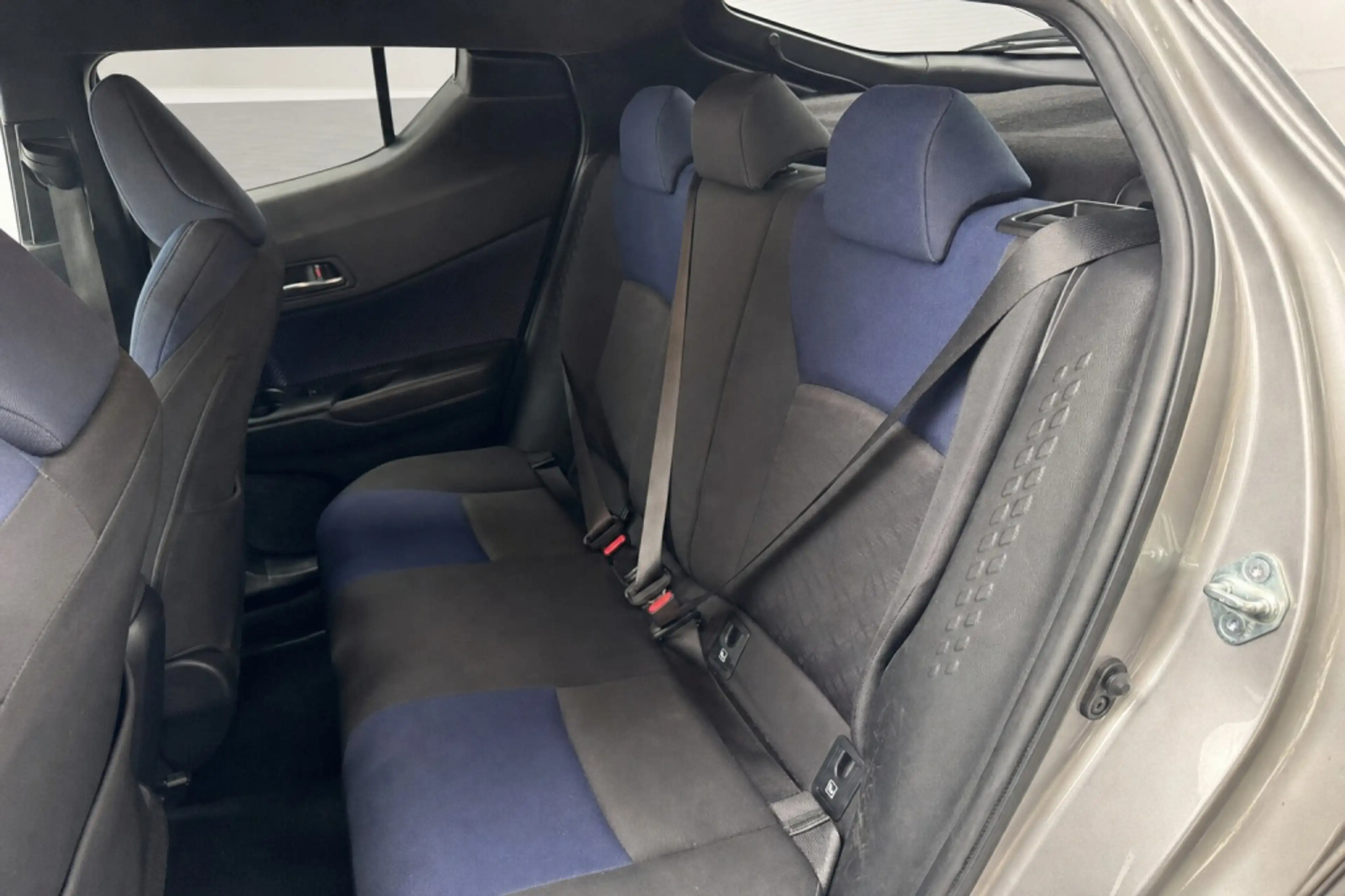 Toyota C-HR 1.8 Hybrid Dynamic — photo 11