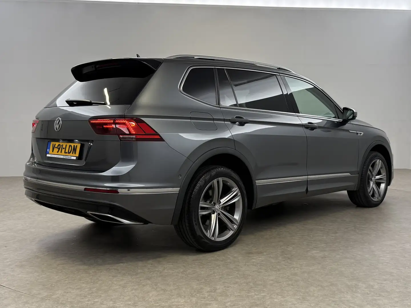 Volkswagen Tiguan 2.0 TDI 4 Motion R-Line | GRIJS KENTEKEN | 240PK P Grijs - 2