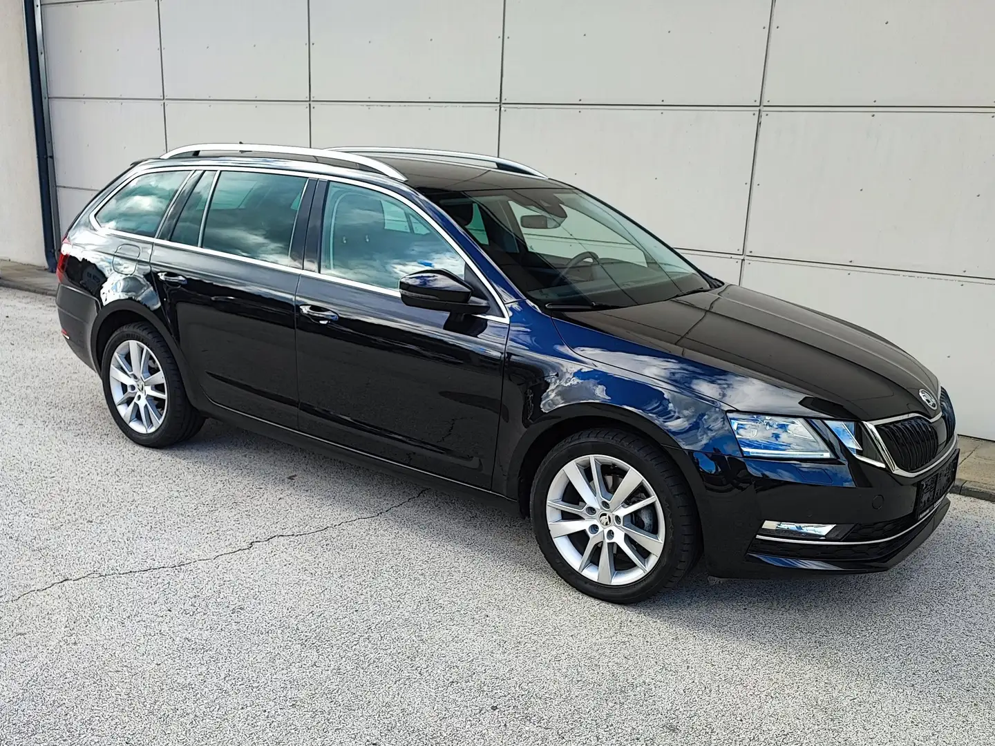 Skoda Octavia 2,0 TDI, elektr. Heckklappe, Alufelgen Schwarz - 1