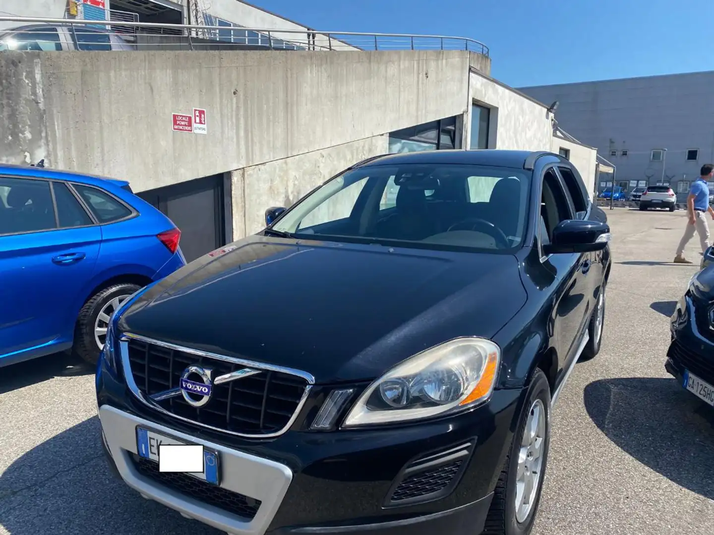Volvo XC60 D3 AWD Geartronic Kinetic Bleu - 1