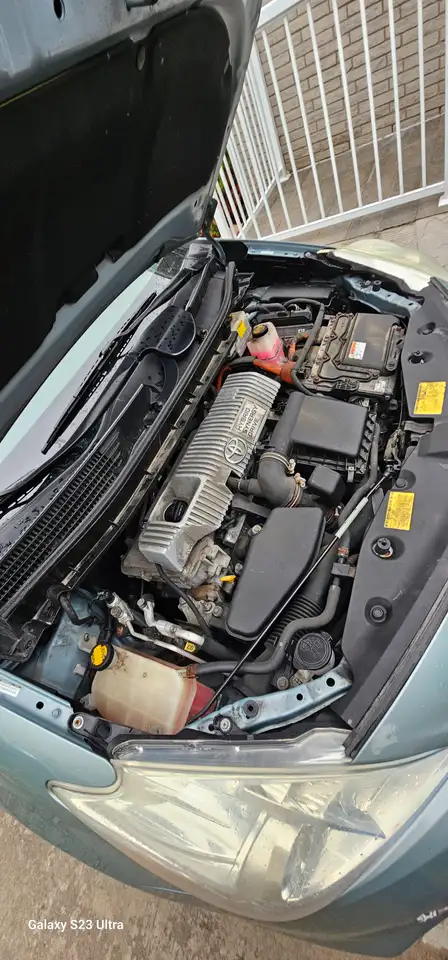 Toyota Prius v снимка Toyota Prius v