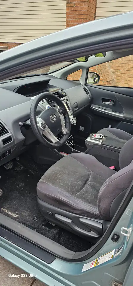 Toyota Prius v снимка Toyota Prius v