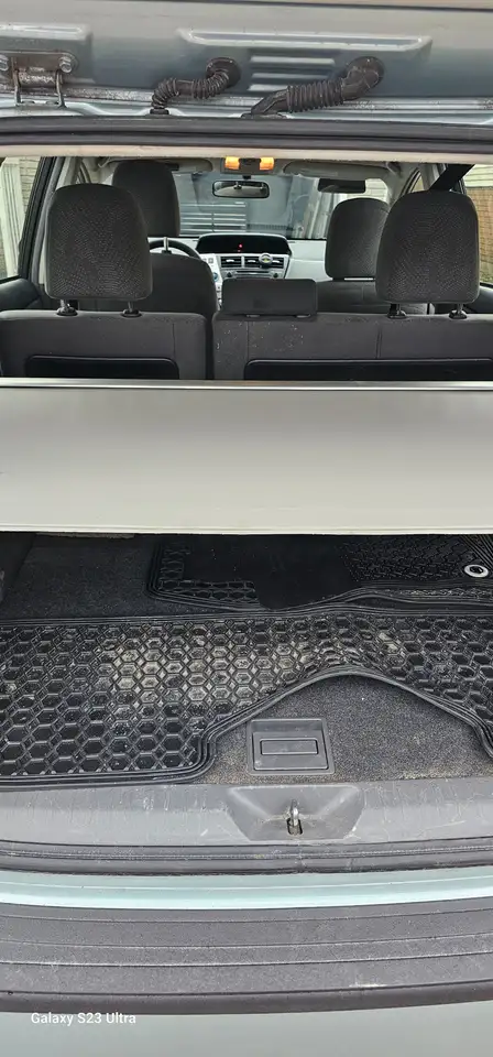 Toyota Prius v снимка Toyota Prius v