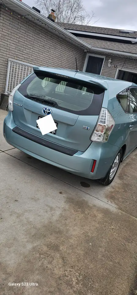 Toyota Prius v снимка Toyota Prius v