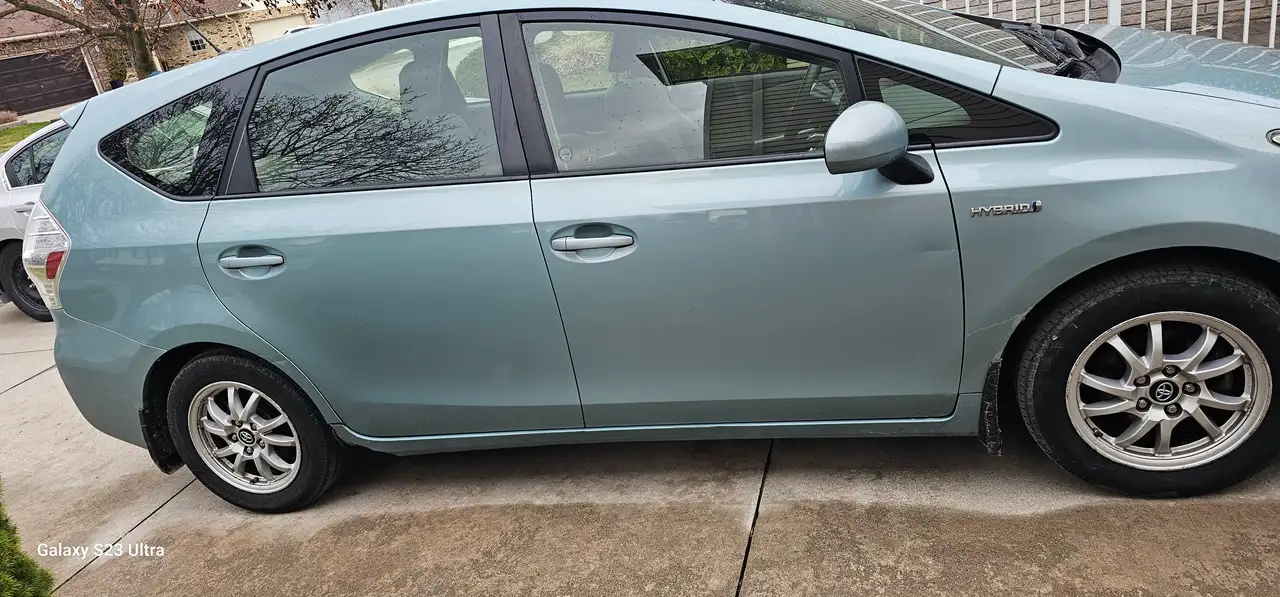 Toyota Prius v снимка Toyota Prius v