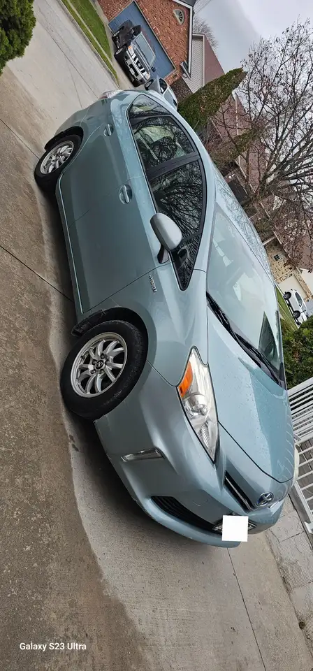 Toyota Prius v снимка Toyota Prius v