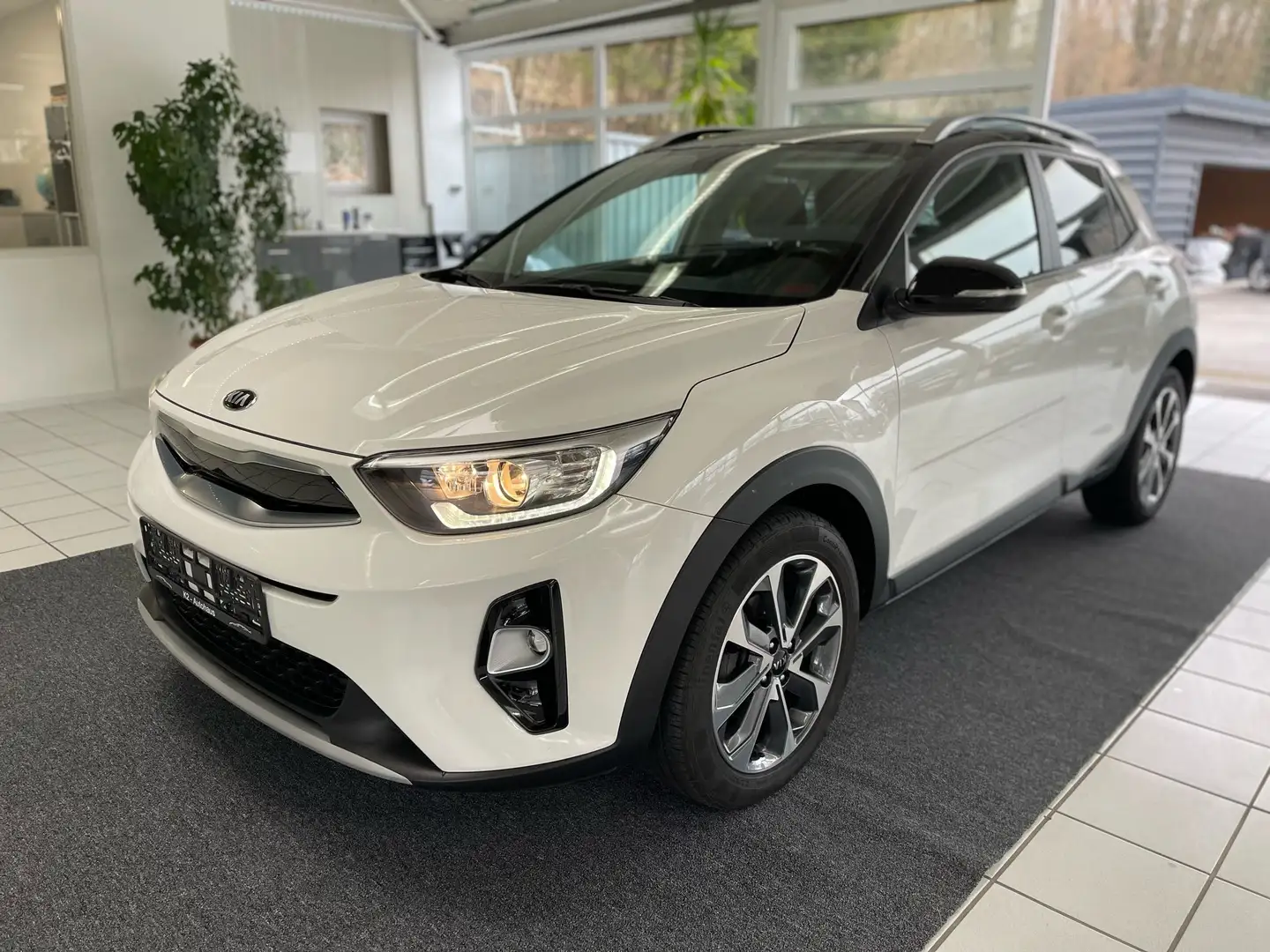 Kia Stonic Vision*RFK*NAVI*SITZH*LED*USB*AUX*ZV*RDK*MUL LENKR Blanc - 1