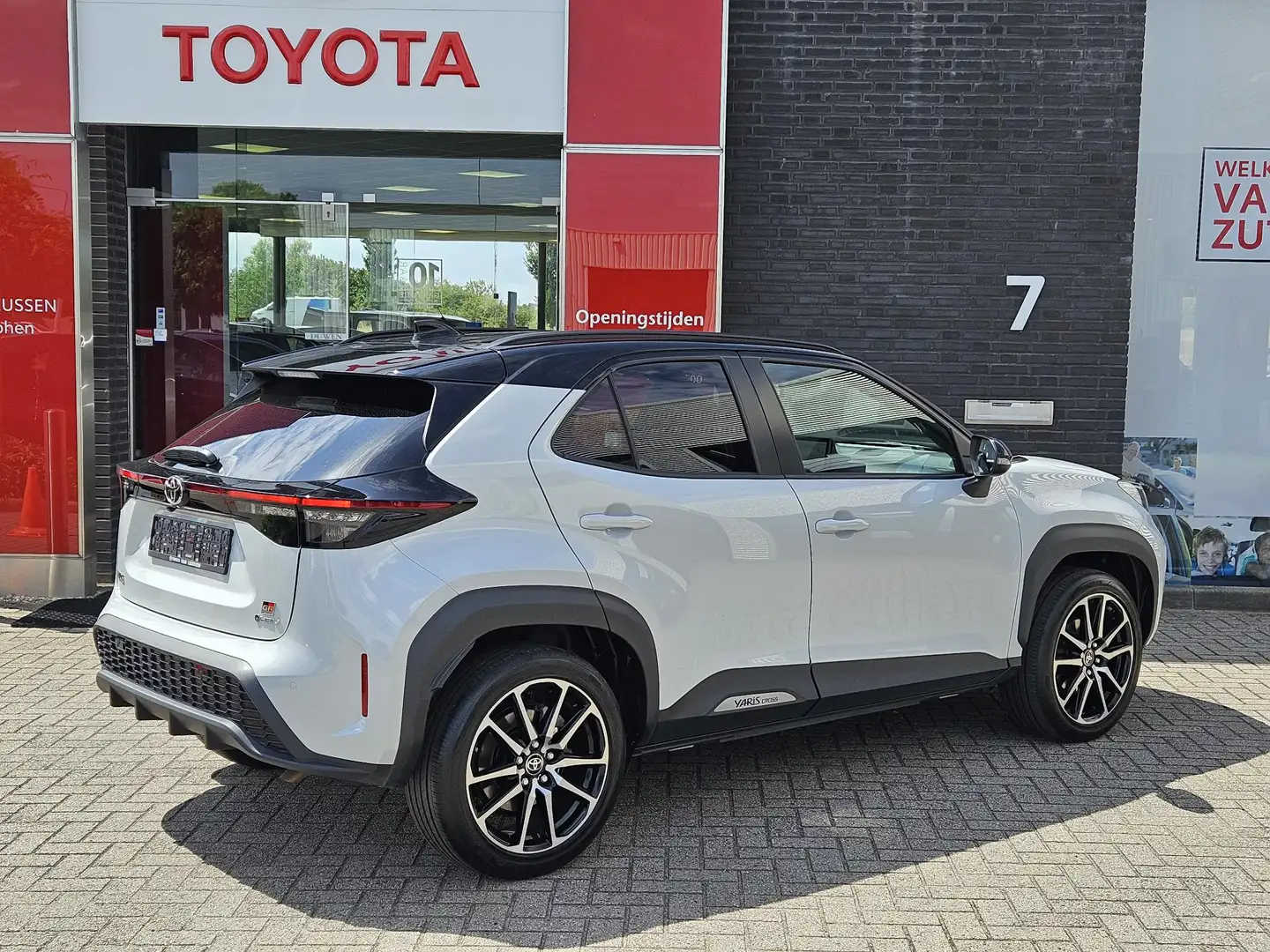 Toyota Yaris Cross 1.5 HYBRID 130 GR-SPORT JBL HEAD-UP APPLE/ANDROID Grijs - 2