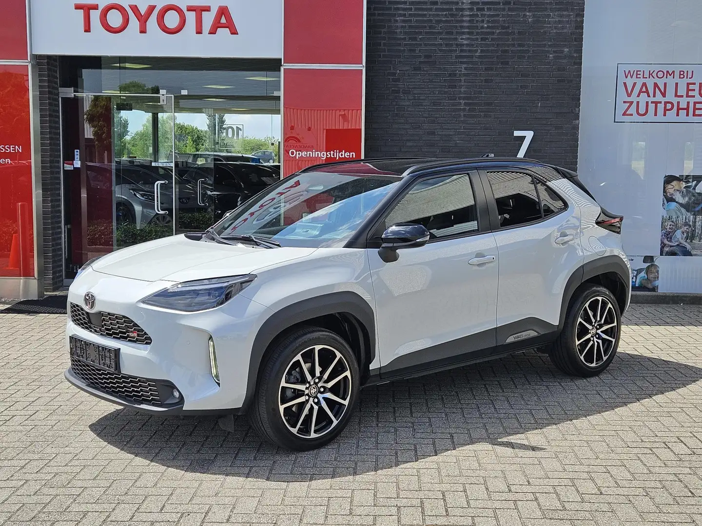 Toyota Yaris Cross 1.5 HYBRID 130 GR-SPORT JBL HEAD-UP APPLE/ANDROID Grijs - 1