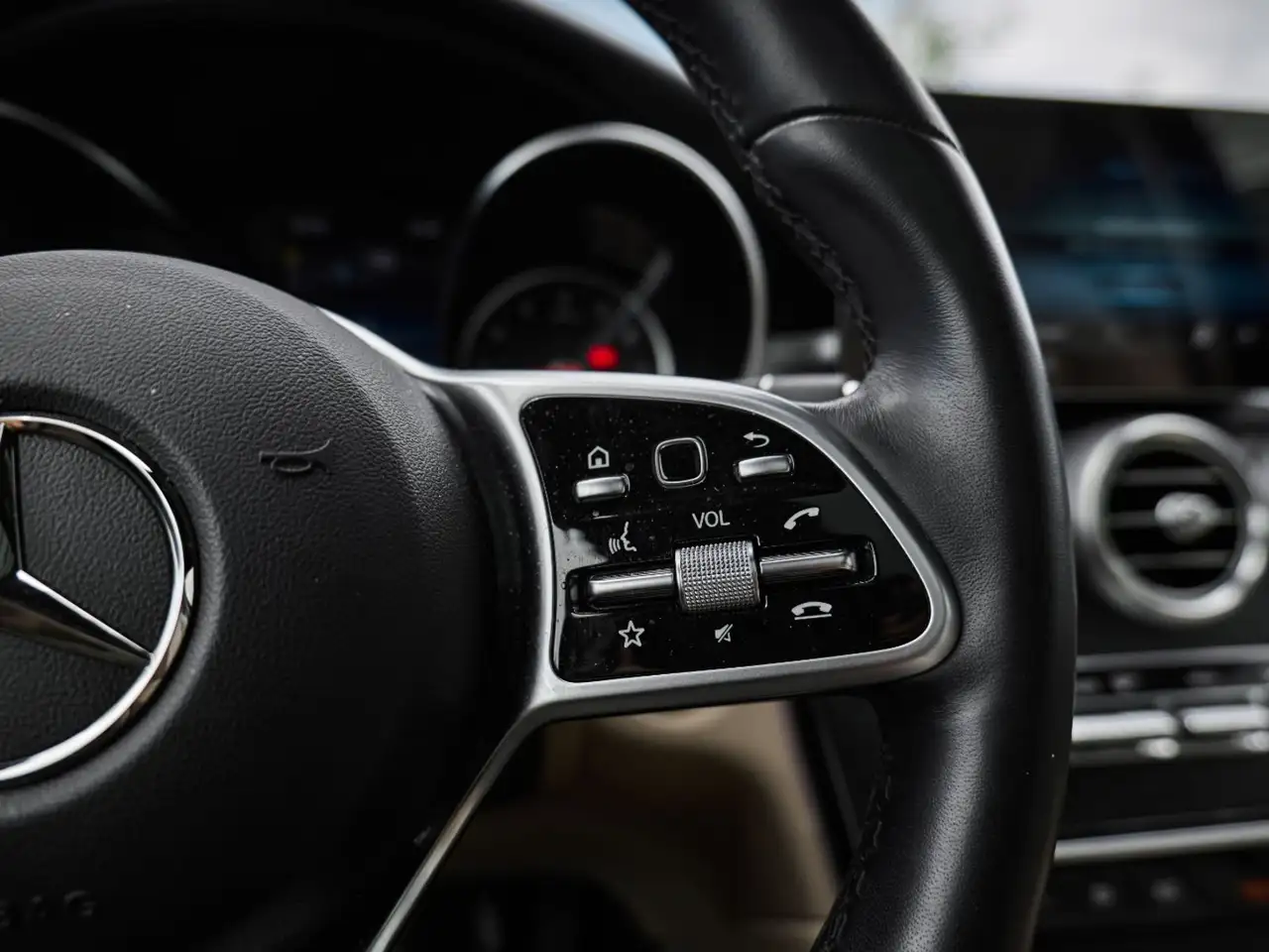 Mercedes-Benz GLC снимка Mercedes-Benz GLC