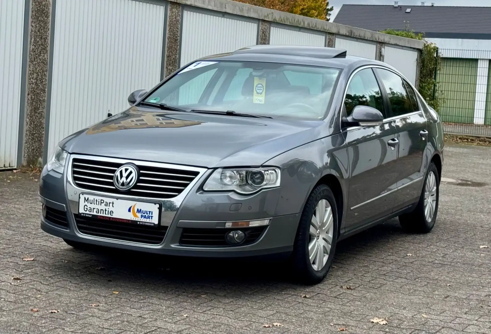 Volkswagen Passat Lim. Highline. Grau - 2