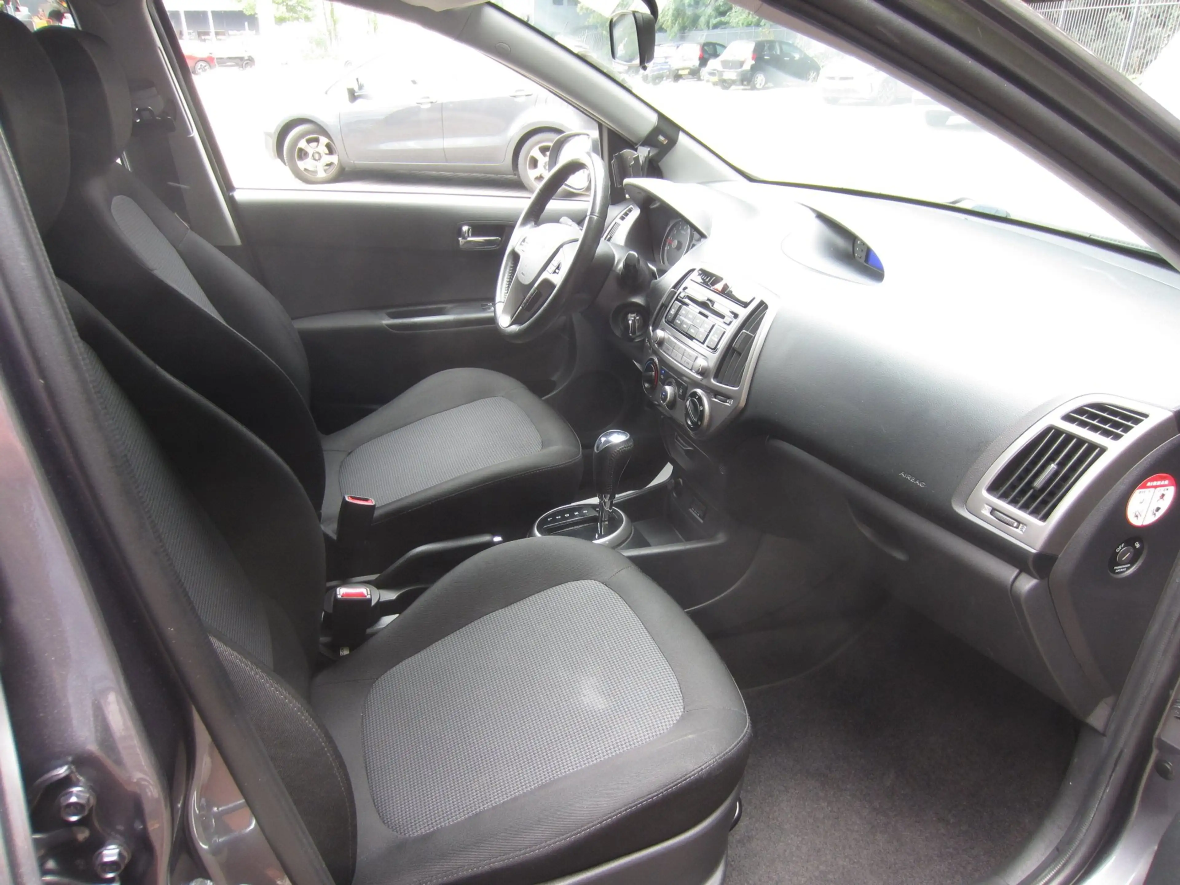 Hyundai i20 1.4i i-Motion 2015 Automaat Airco Led Cruise APK! — photo 11