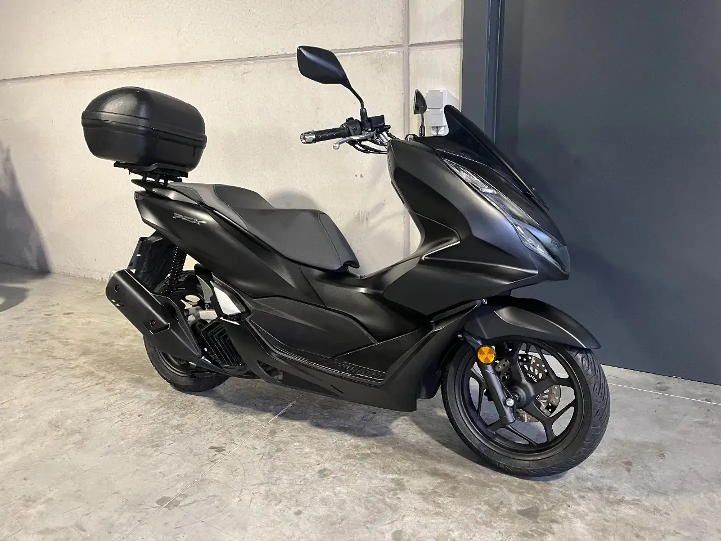 Honda PCX 125 met topcase in zeer mooie staat - 1