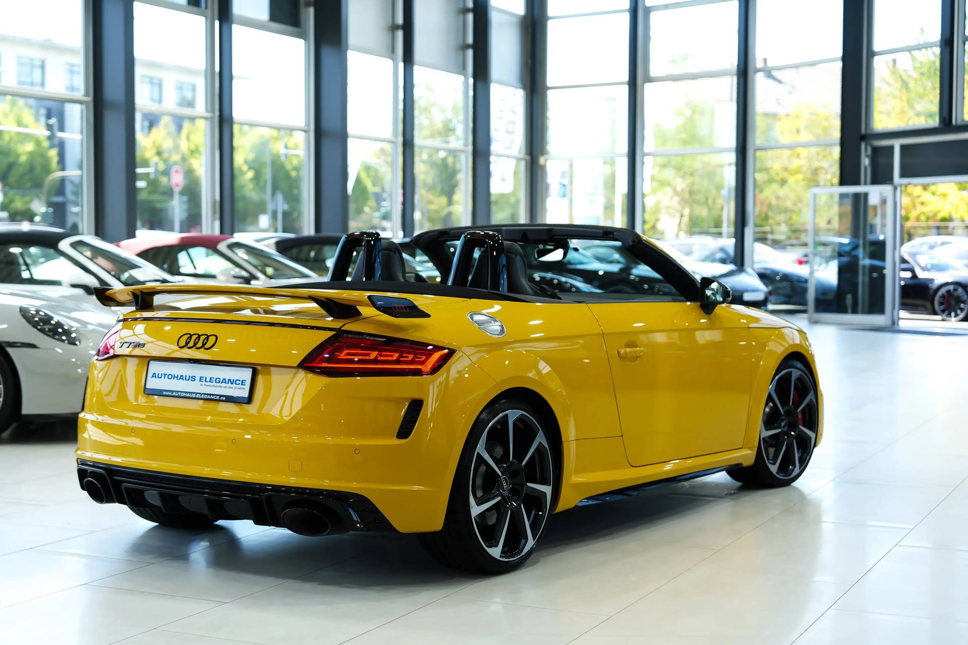 Audi TT RS Roadster 2.5 TFSI quattro*RS-ABGAS*B&O*LED — photo 2