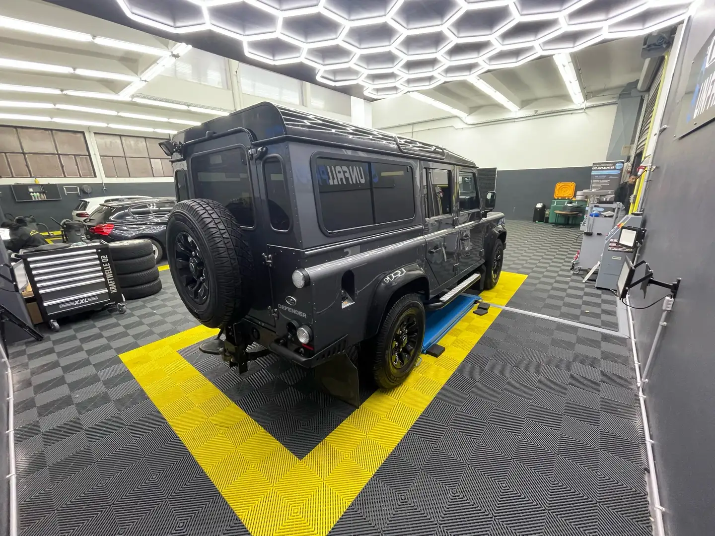 Land Rover Defender 110 SE Station Wagon, SZH, LED, Winterpaket Gris - 2