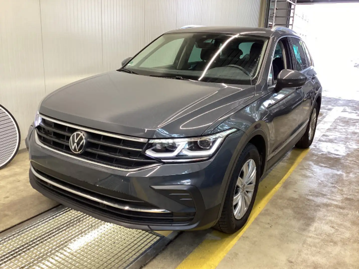 Volkswagen Tiguan 1.5 TSI Life DSG AHK ACC Navi IQ.Light Grau - 1