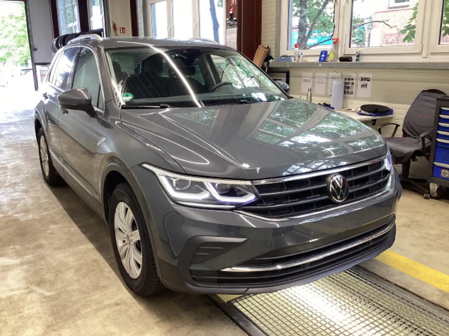Volkswagen Tiguan 1.5 TSI Life DSG AHK ACC Navi IQ.Light Grau - 2