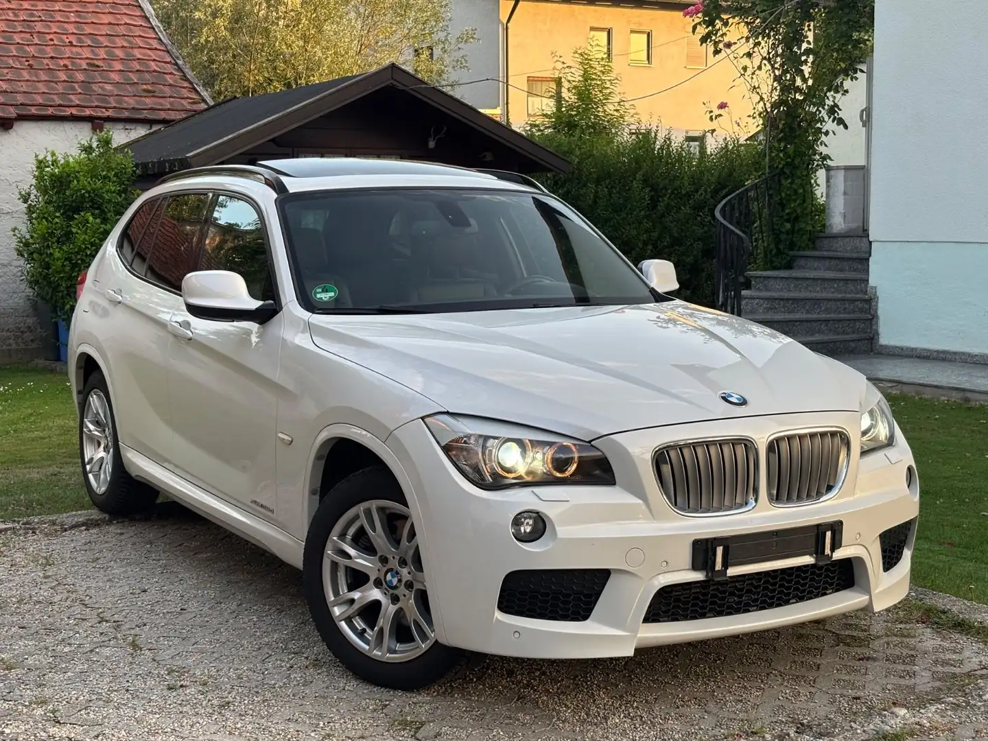 BMW X1 23d xDrive M-Paket Aut+Panorama+R.Kamera+Navi Weiß - 1