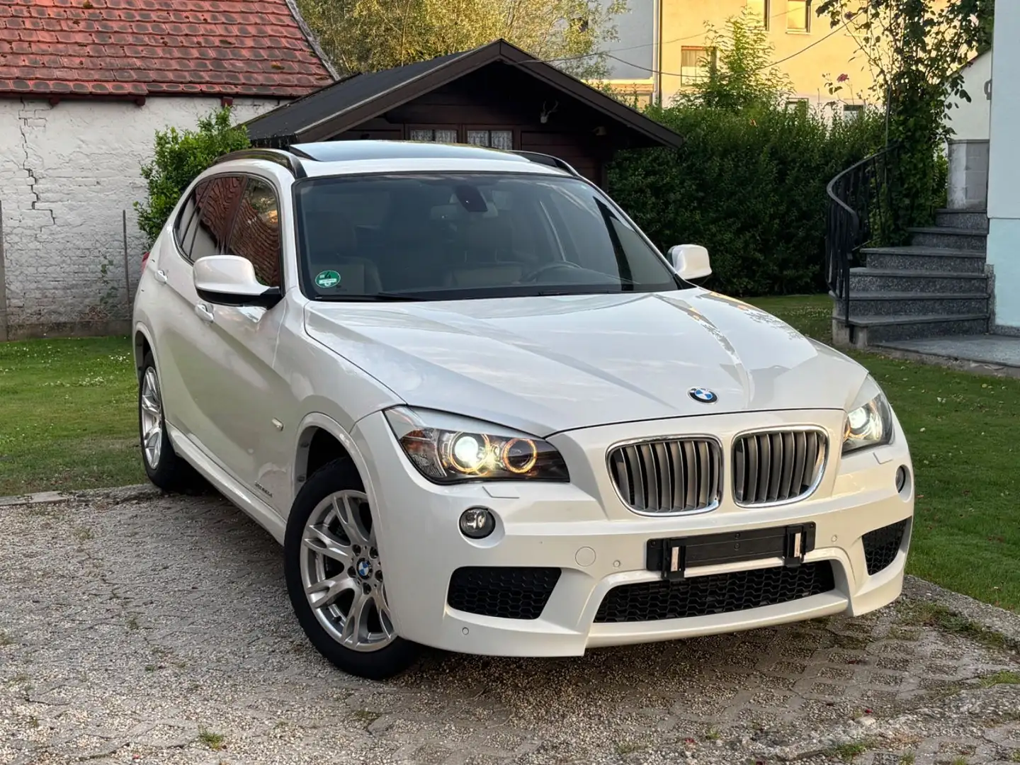 BMW X1 23d xDrive M-Paket Aut+Panorama+R.Kamera+Navi Weiß - 2