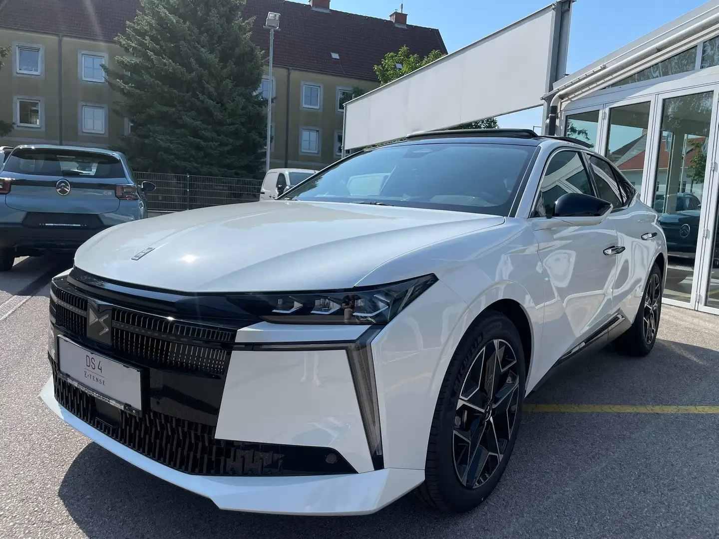 DS Automobiles N°4 DS N4 Hybrid 145 eDCT-6 Etoile Alcantara Weiß - 1