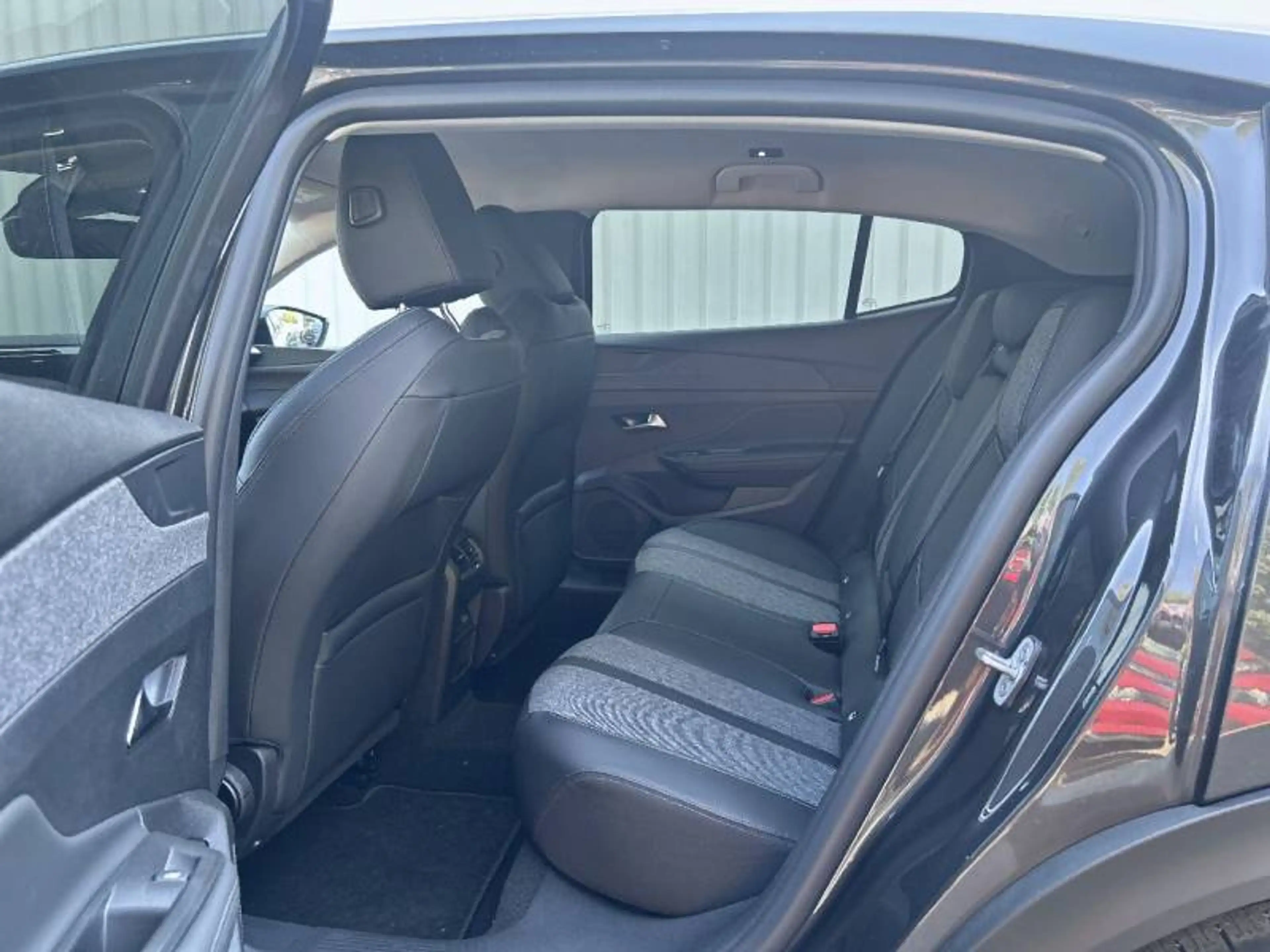 Peugeot 408 1 1.6 Hybrid 180 S&S EAT8 Allure — photo 10