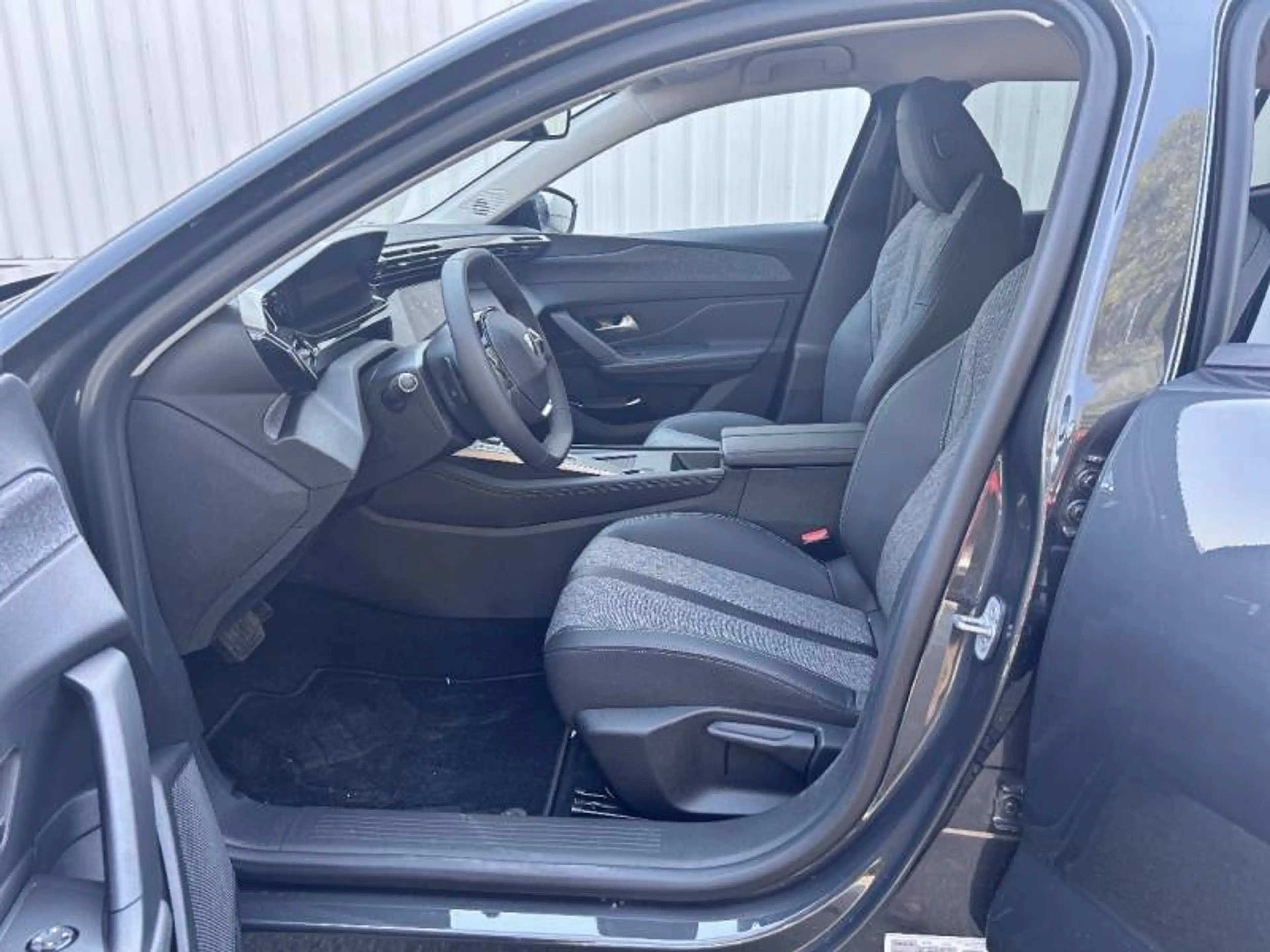 Peugeot 408 1 1.6 Hybrid 180 S&S EAT8 Allure — photo 9