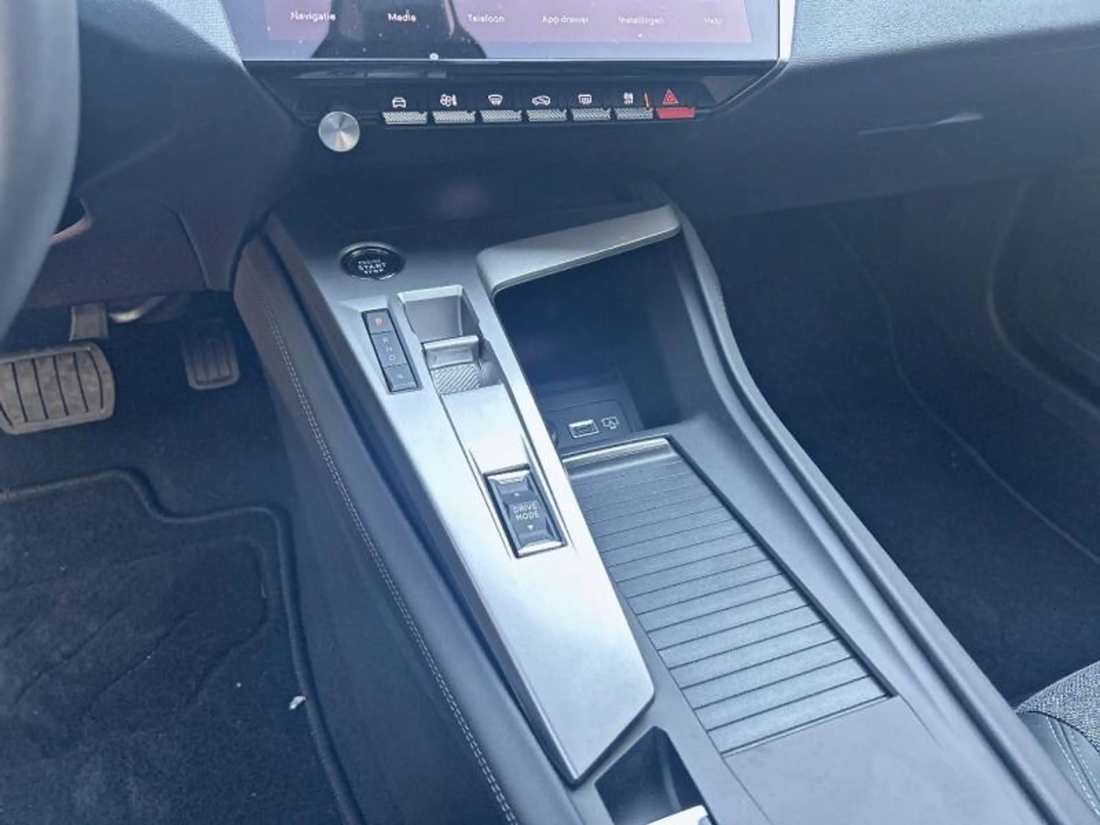 Peugeot 408 1 1.6 Hybrid 180 S&S EAT8 Allure — photo 15