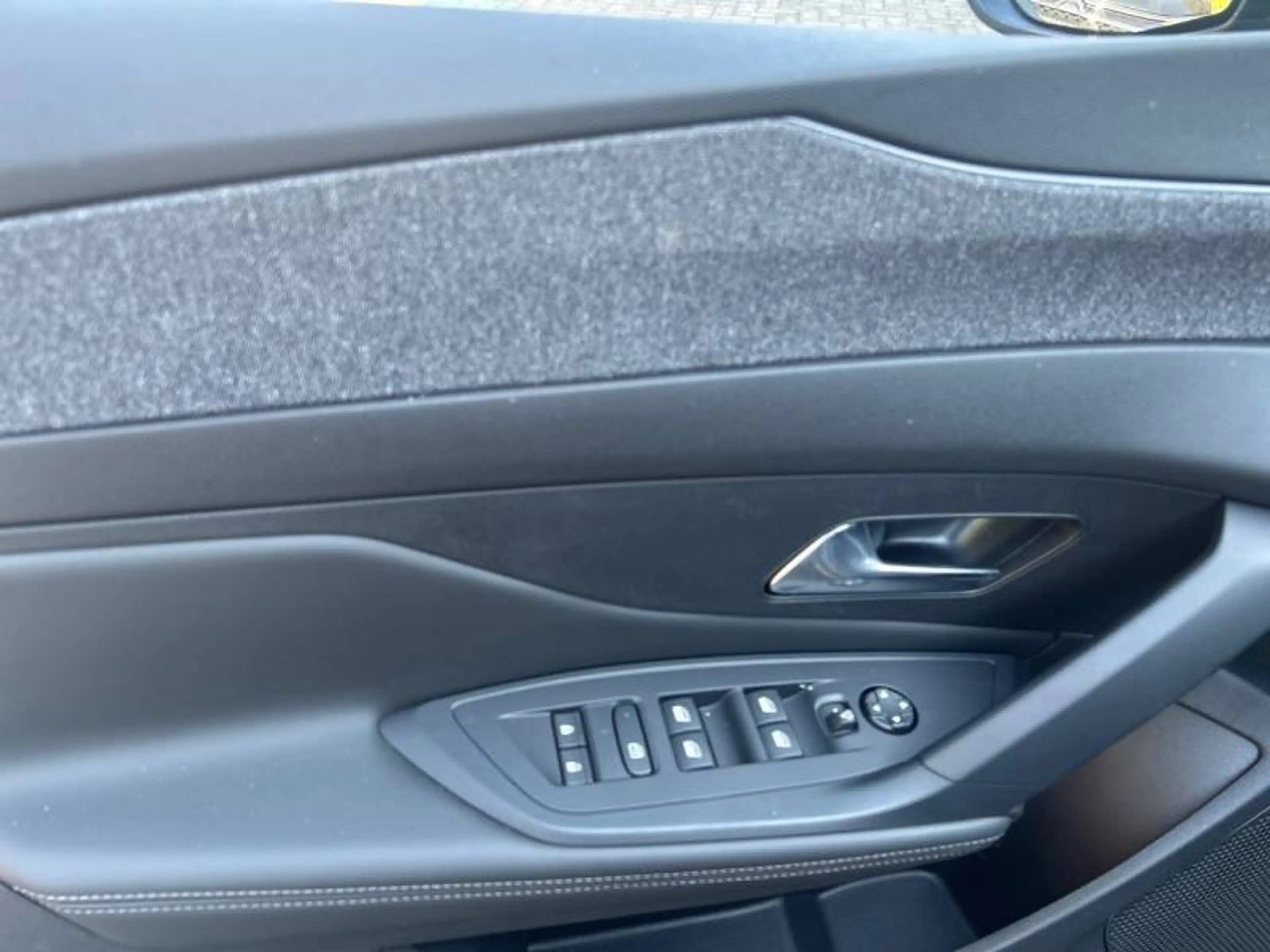 Peugeot 408 1 1.6 Hybrid 180 S&S EAT8 Allure — photo 13