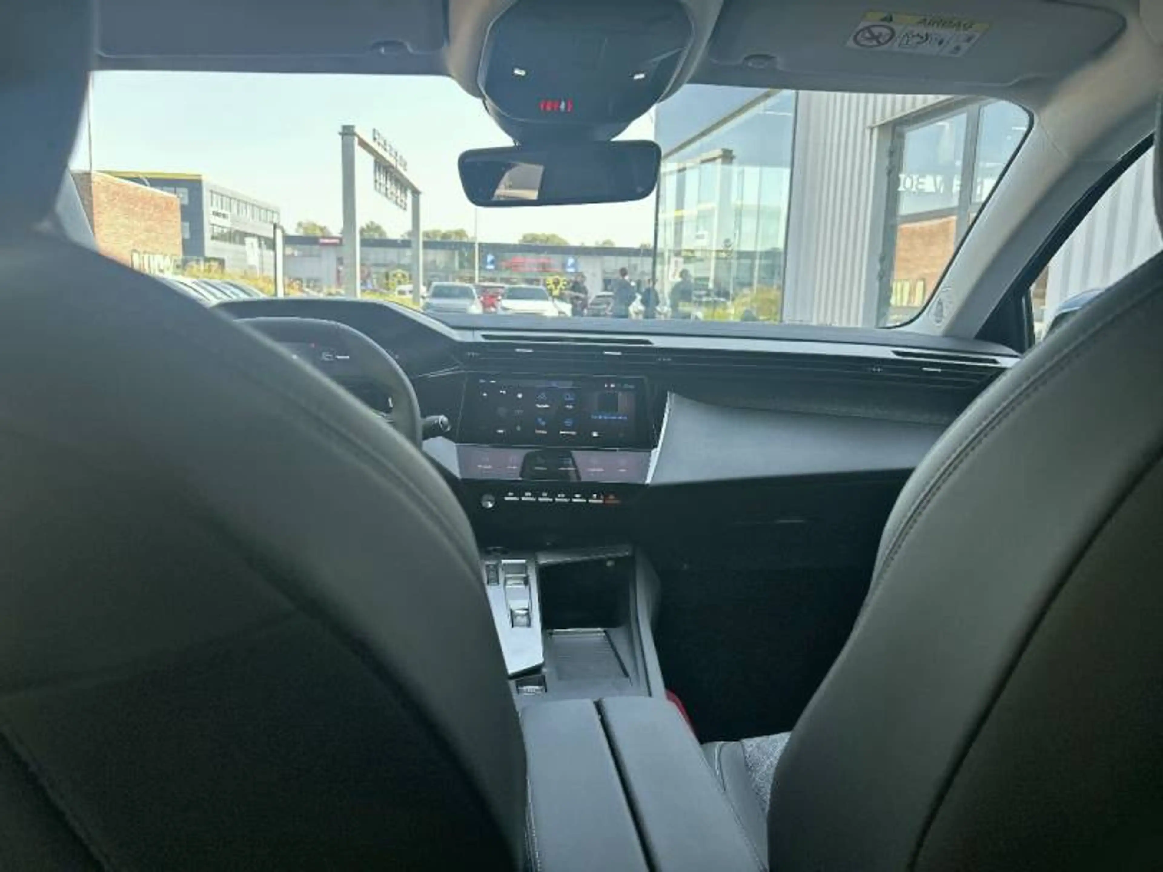 Peugeot 408 1 1.6 Hybrid 180 S&S EAT8 Allure — photo 8