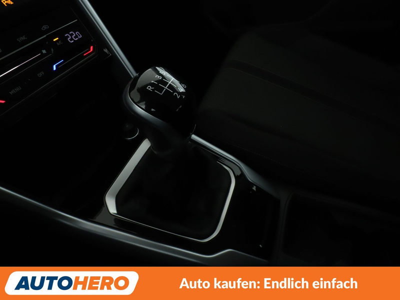 Volkswagen T-Roc 1.5 TSI ACT Life — photo 23