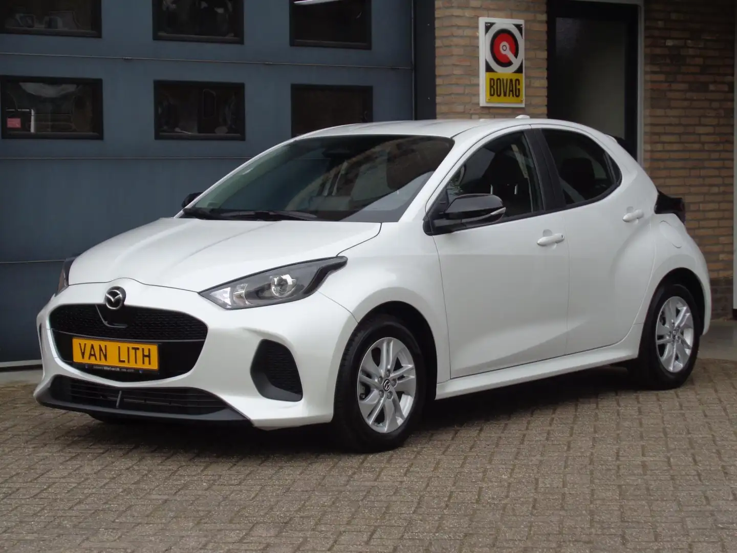 Mazda 2 Hybrid 1.5 Centre-line | Metallic | Camera | AdapC Blanco - 2