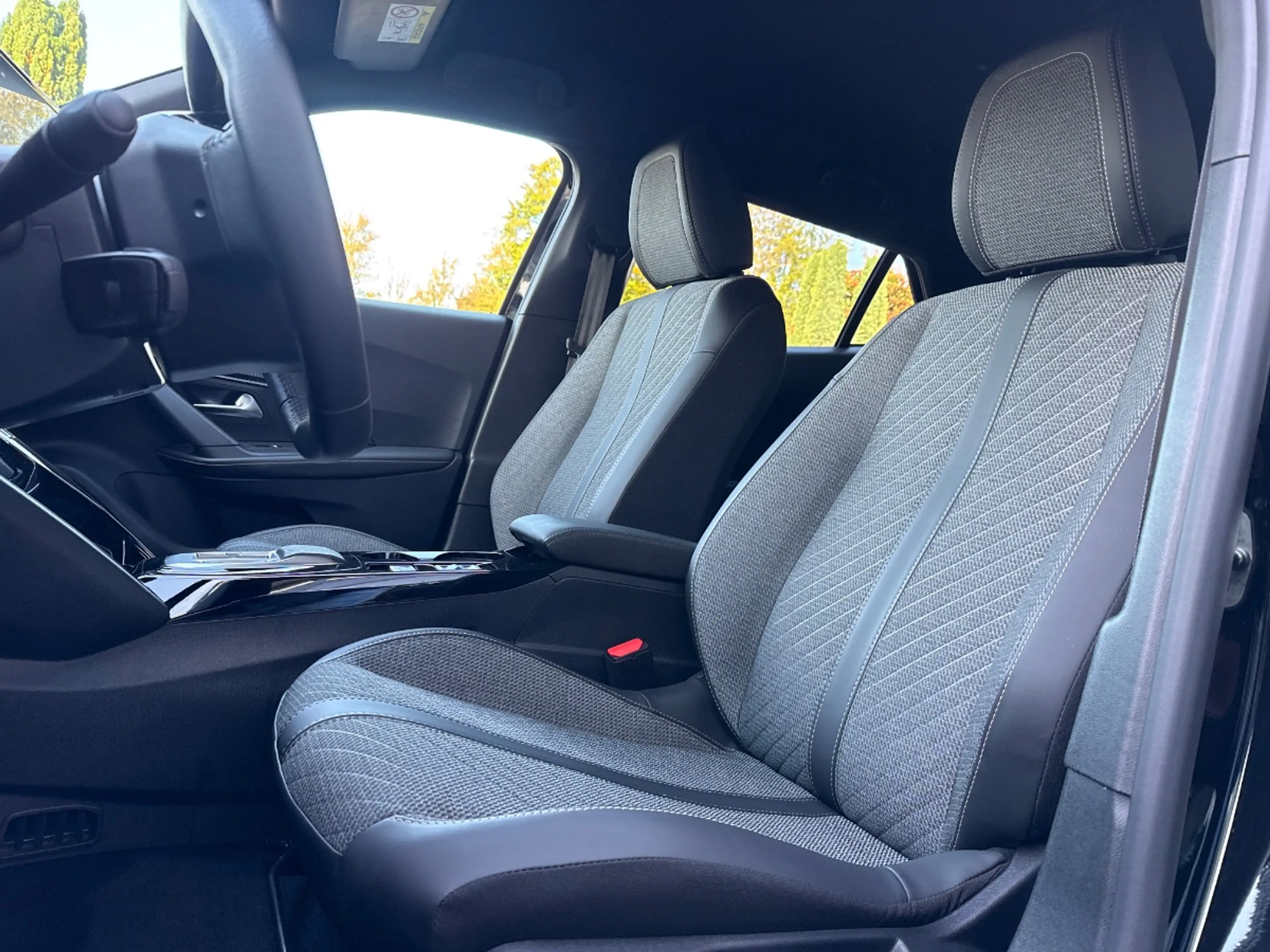 Peugeot e-2008 EV Active Pack 50 kWh|SOH 100%| — photo 17