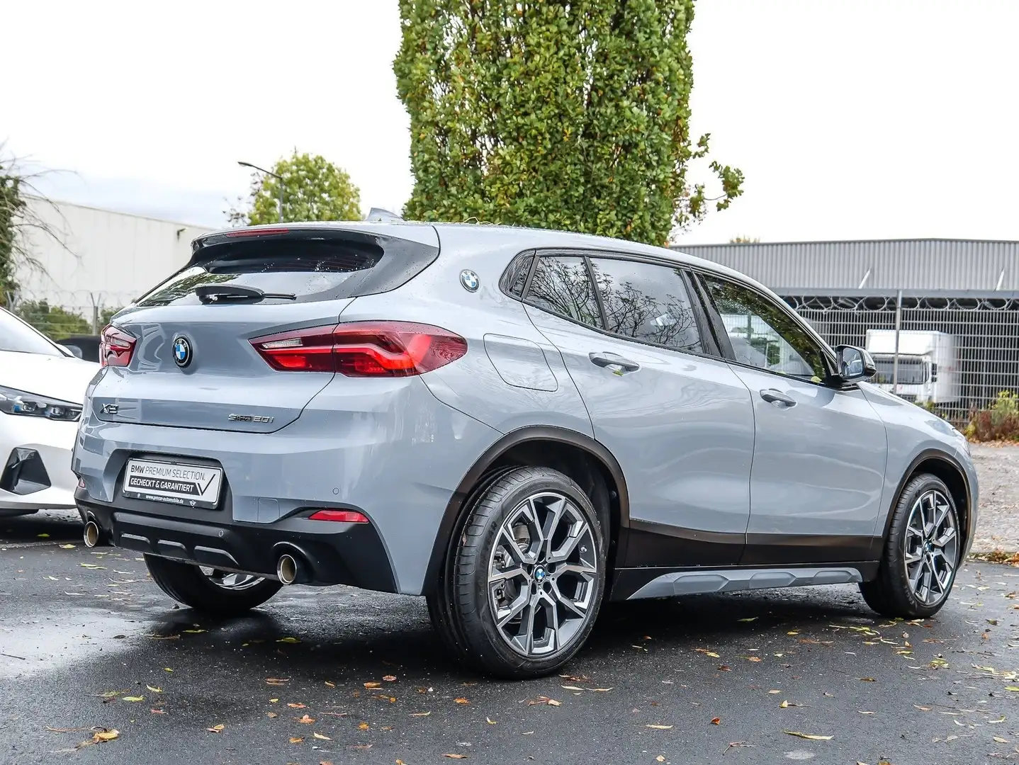 BMW X2 sDrive20i AHK NAVI LED Sound Syst. PDC V+H Grau - 2