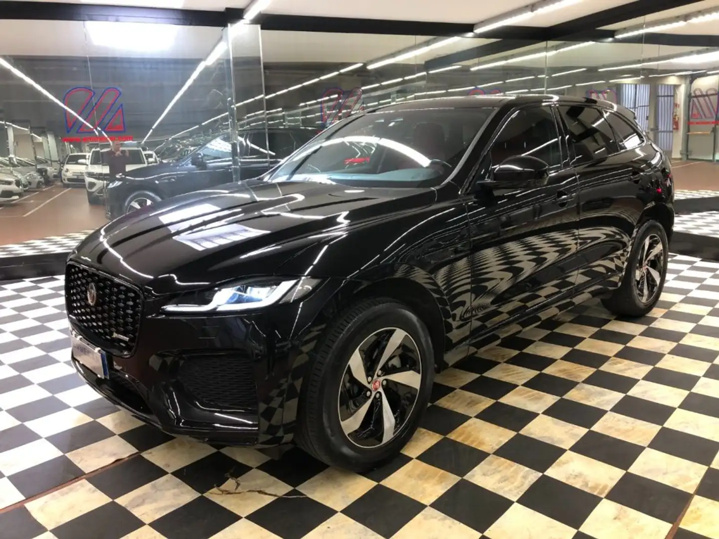 Jaguar F-Pace 2.0 D 163 CV AWD aut. R-Dynamic S Noir - 1