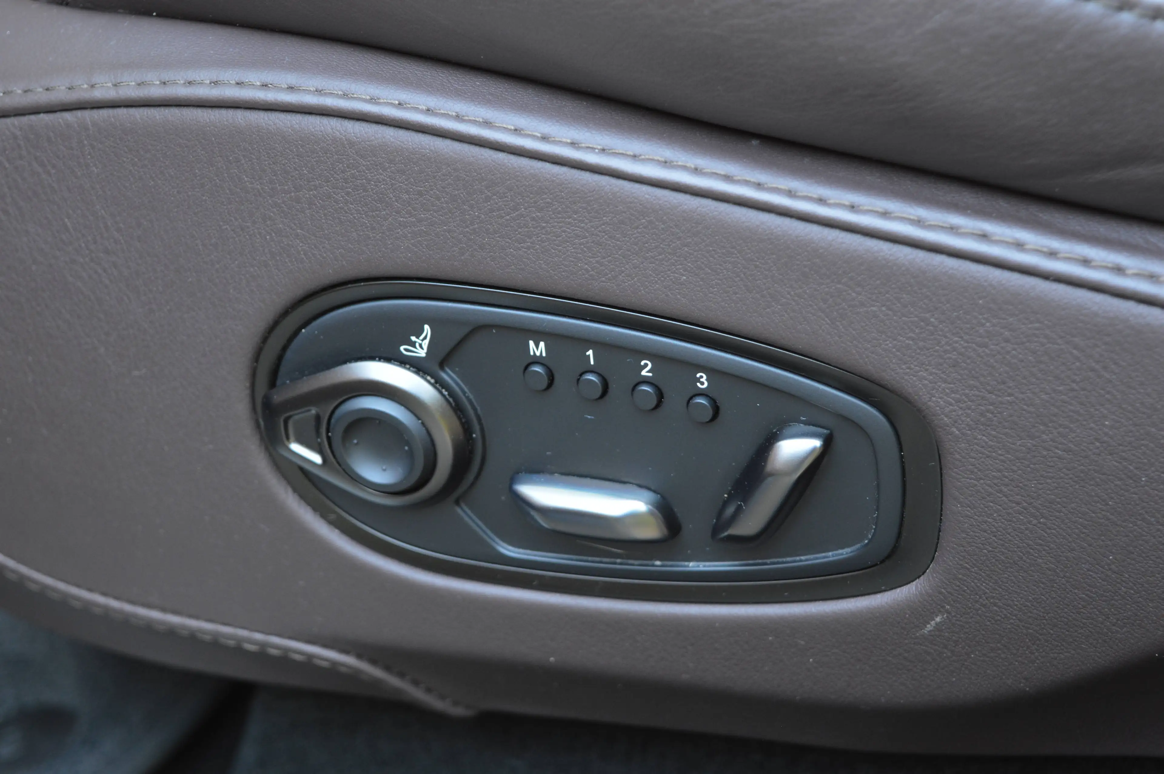 Aston Martin DBX 4.0i V8 Biturbo - 1 HAND - Full history - VAT — photo 13