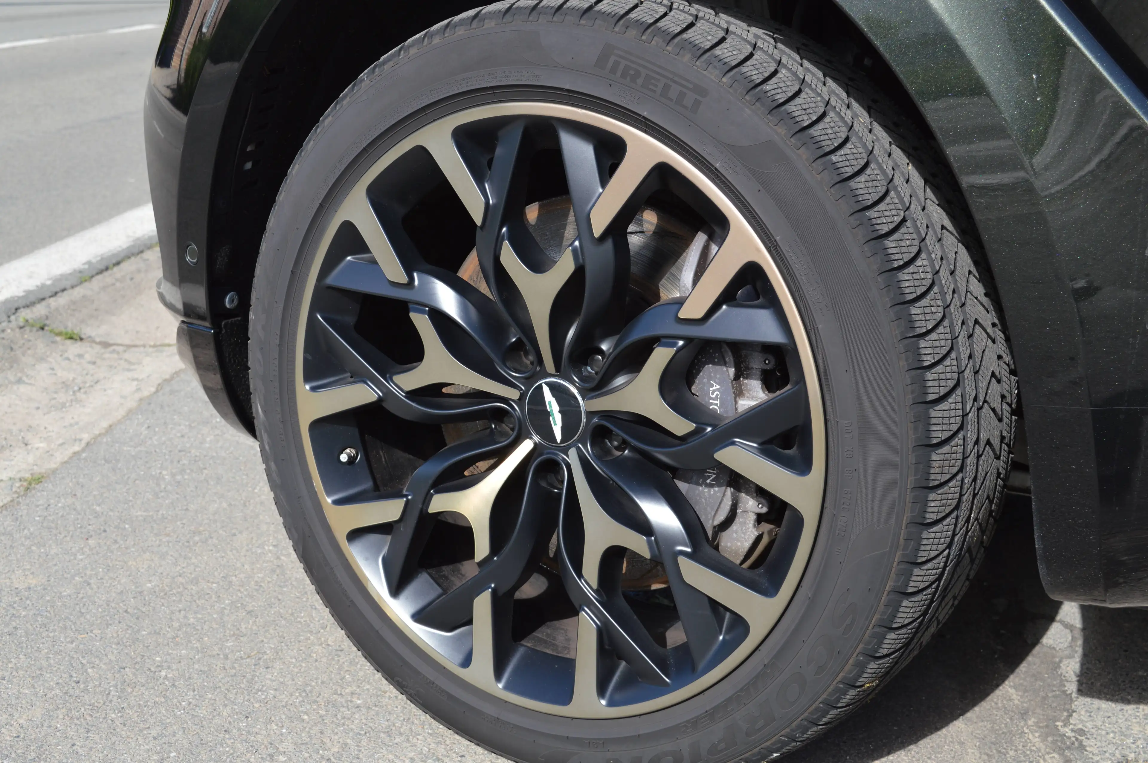 Aston Martin DBX 4.0i V8 Biturbo - 1 HAND - Full history - VAT — photo 6