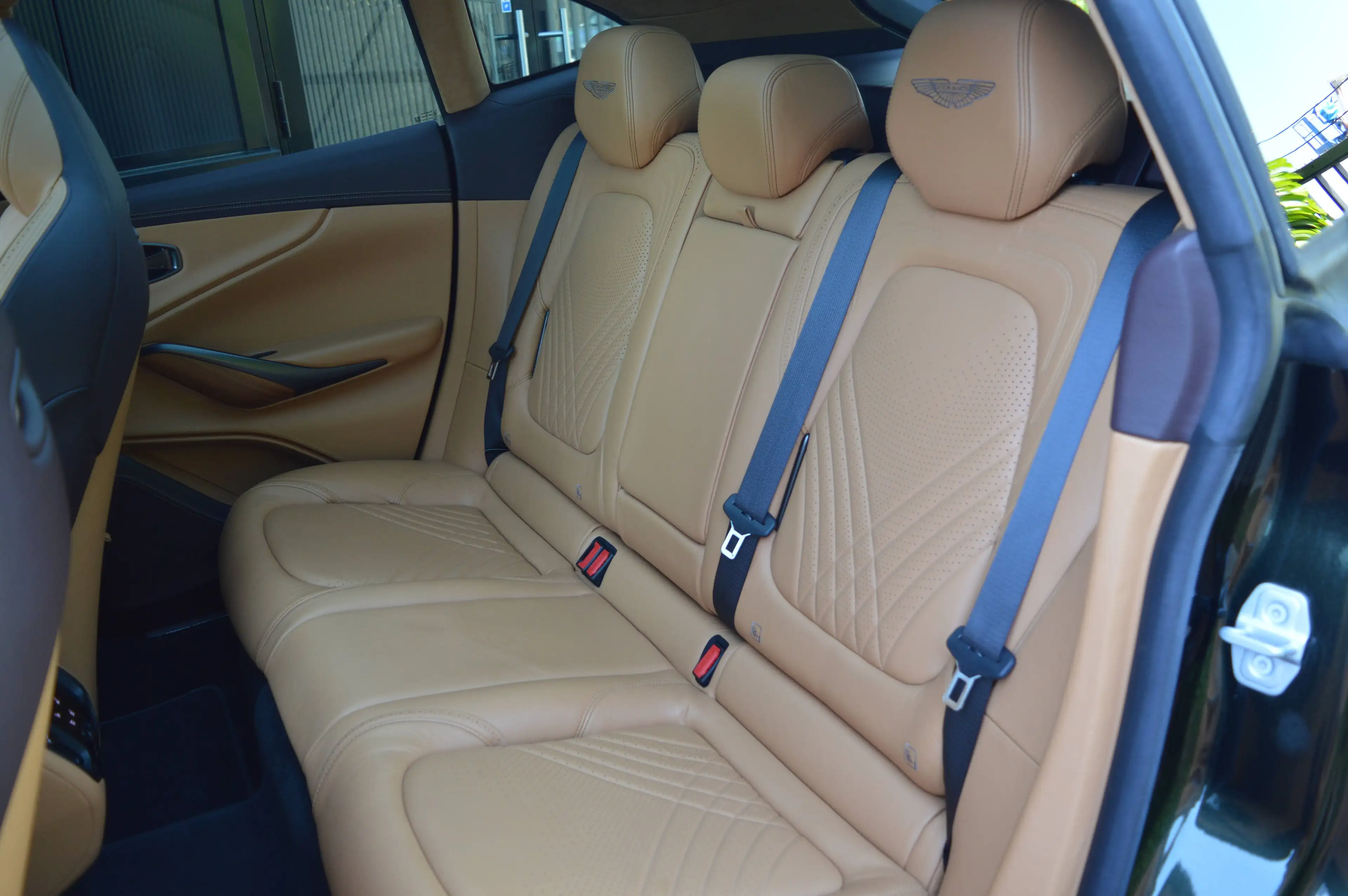 Aston Martin DBX 4.0i V8 Biturbo - 1 HAND - Full history - VAT — photo 10